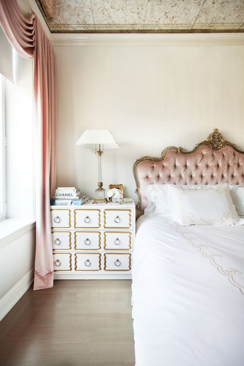 pink tufted headboard via lonny Commode Shabby Chic, Elizabeth Midford, Pink Headboard, French Headboard, Shabby Chic Dresser, Pink Curtains, Eclectic Furniture, Deco Retro, Chic Home Decor