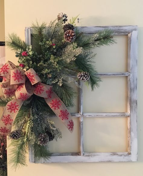 Window With Wreath Decor, Old Window Projects Christmas, Window Frame Christmas Decor, Old Window Frame Ideas, Framed Wreath, Square Wreaths, Christmas Decir, Xmas Windows, Window Frame Crafts