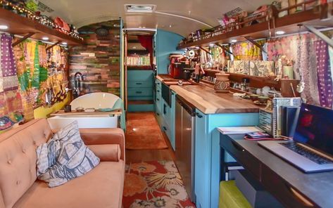 Web Designer & Artist Put a Giant Soaking Tub in her Skoolie! Huge Bathtub, Soaking Tubs, Japanese Soaking Tubs, Tiny House Talk, Hot Water Tank, Caravan Interior, Tiny Houses For Sale, Farmhouse Sink, Web Designer