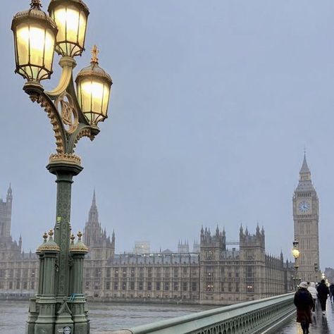 London During Fall, Good Weather Aesthetic, London During Winter, London Fall Aesthetic, London Dark Academia, Gloomy Weather Aesthetic, Winter In England, Living In London Aesthetic, Winter Dark Academia