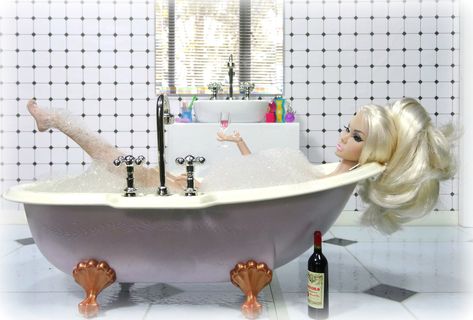 Strange Dolls, Olivia Parker, Doll Diorama, Barbie Dollhouse, Dollhouse Bathroom, Tub Time, Perfect Face, Poppy Parker Dolls, Dolls House Interiors