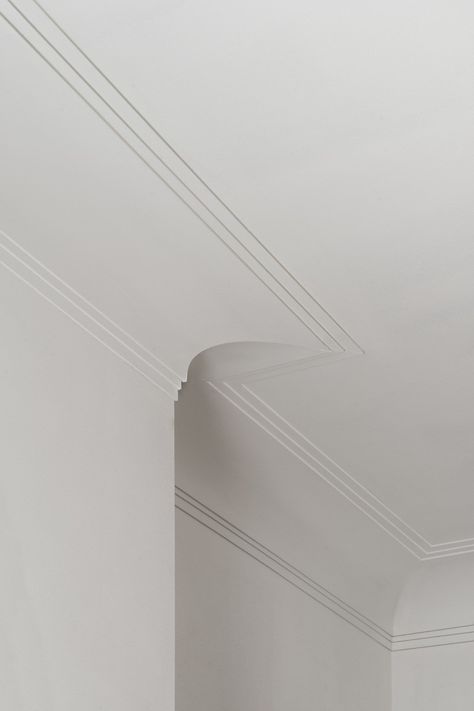 Art Deco House, Plaster Cornice, Cornice Design, Deco House, Art Deco Ceiling, Interior Decorating Tips, Orac Decor, Ceiling Detail, Ceiling Treatments