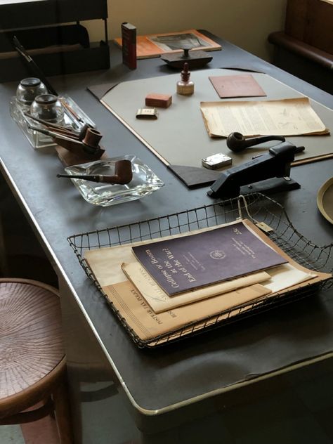 Work Aesthetic Office Dark, Dark Academia Desk Organization, Lawyer Desk Aesthetic, Desk Vintage Aesthetic, Bureaucratic Aesthetic, Dark Academia Office Desk, Classy Desk Setup, Vintage Desk Organization, Brown Office Aesthetic