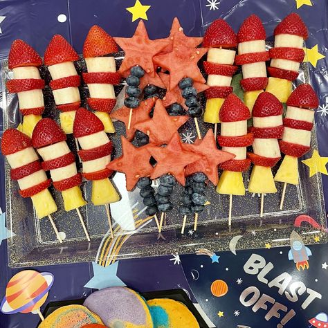 Space Pull Apart Cupcakes, Planet Theme Birthday Party Food, Space Themed Fruit, Space Themed Snacks For Birthday Party, Outer Space Party Food Snacks Ideas, Astronaut Themed Food, Space Themed Birthday Party Food Snacks Ideas, Two The Moon Birthday Food Ideas, Outer Space Birthday Party Food