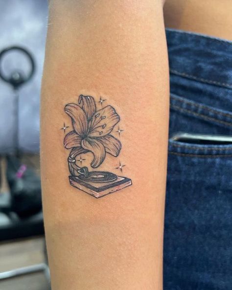 Phonograph Tattoo, Music Box Tattoo, Record Player Tattoo, Gramophone Tattoo, Flowers Tattoo, Record Player, Flower Tattoos, Flower Tattoo, Tatting