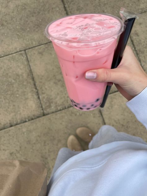 Pink Winter Aesthetic, Pink Boba, Boba Bar, Fall Aesthetic Cozy, Bubble Tea Boba, Bubble Milk Tea, Aesthetic Cozy, Pink Milk, Cute Snacks