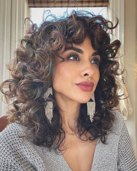 Shag Curly Haircut With Bangs, Shoulder Length Curly Hair With Bangs, Short Curly Shag With Bangs, Curly Hair With Fringe, Mullet Curly Hair, Curly Shag Haircut, Curly Fringe, Natural Curly Hair Cuts, Medium Length Curly Hair