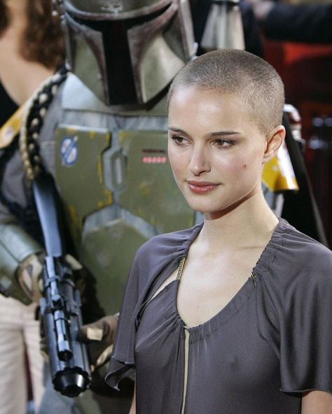 Female Boba Fett, Leia Bounty Hunter, Star Wars Pinup, Star Wars Bothan Female, Natalie Portman Star Wars, Boba Fett Throne, Keira Knightly, Bald Women, Shaved Head