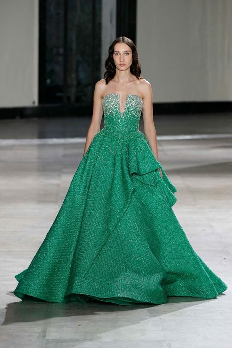 Tony Ward Couture Spring Summer 2023 Paris – DOOR11 Emerald Green Ball Gown, Zac Posen Wedding Dress, Green Ball Gown, Tony Ward Couture, Haute Couture Details, Paris Fashion Week Runway, Green Formal Dresses, Fashion Creator, Winter Typ