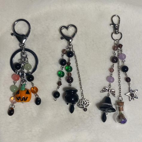 Diy Grunge Jewelry, Pretty Lockets, Grunge Keychain, Goth Gift Ideas, Keychains Aesthetic, Halloween Jewlery, Halloween Keychains, Pearls Aesthetic, Keychain Aesthetic