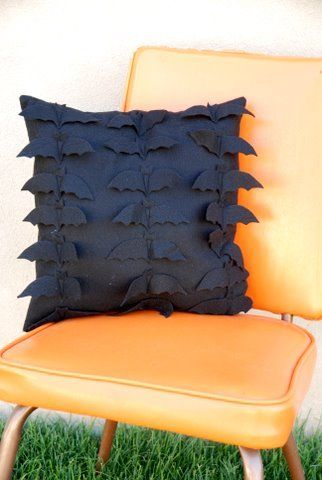 Bat Pillow, cute halloween decoration Sewing Pillows Decorative, Bat Pillow, Halloween Sewing Projects, Halloween Quilt Patterns, Halloween Apron, Cute Halloween Decorations, Halloween Sewing, Felt Pillow, Halloween Table Runners