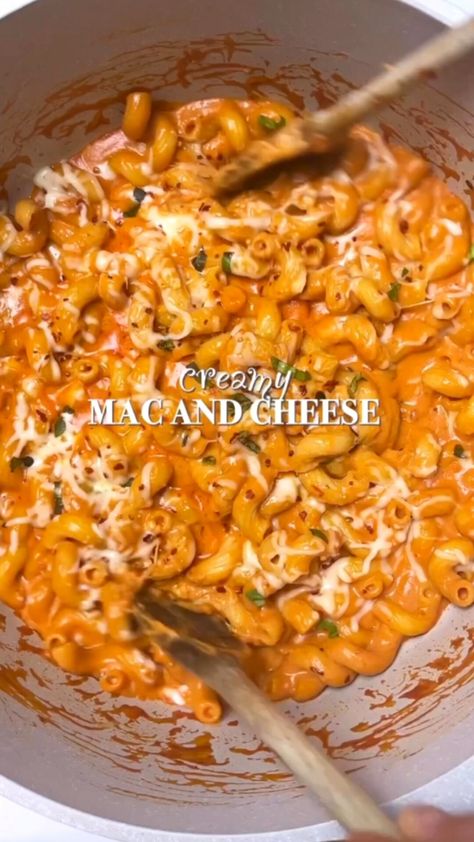 Ingredients: drizzle olive oil 2 cloves garlic 1 shallot 2 Tbsp tomato paste 200ml cream 200g macaroni 50g mozzarella less or more depending on your taste Pasta cooking water Basil for the topping salt To taste pepper To tastechili flakes To taste oregano spice to taste Maggi Recipes, Easy Mac And Cheese, Quick Pasta Recipes, Spicy Snacks Recipes, Pasta Fatta In Casa, Vegetarian Fast Food, Tastemade Recipes, Vegetarian Snacks Recipes, Indian Cooking Recipes