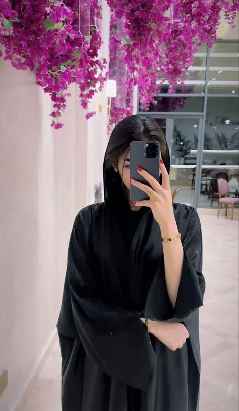 Arabic Girl, Modesty Dress, Muslimah Style, Lehenga Designs Simple, Arabian Women, Hijabi Aesthetic, Mode Abaya, Muslimah Aesthetic, Classy Photography