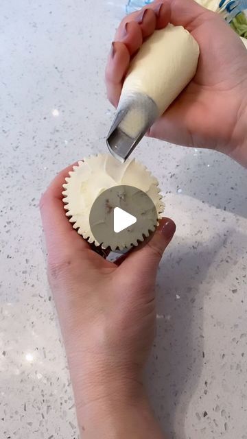 Jane Taylor - Founder of Taylor Made Cake Courses™️ on Instagram: "Here’s a simple buttercream flower for you to try 🙌🏻 if you don’t have a 120 a 121 or the 123 for all petals will work ❤️ enjoy⁣ .⁣ .⁣ .⁣ .⁣ .⁣ #bakery #baking #birthdaycake #buttercream #buttercreamcake #cakeart #cakeartist #cakecakecake #cakedecorating #cakedecorator #cakedesign #cakeideas #cakeinspiration #cakelover #cakeoftheday #cakes #cakesofinstagram #cakestagram #chocolatecake #cupcakes #dessert #instacake #pipingskills #pipingtechniques #pipingtips #prettycake #prettycupcakes #reelitfeelit #satisfying #vintagecake" Buttercream Fall Flowers Tutorial, Butter Cream Cupcake Designs, Cupcake Flower Decorating Ideas, Cake Decorating Flowers Buttercream, Petal Tip Cake Decorating, Cupcakes With Eucalyptus Leaves, Taylor Made, Flower On Cake, White Buttercream Flowers