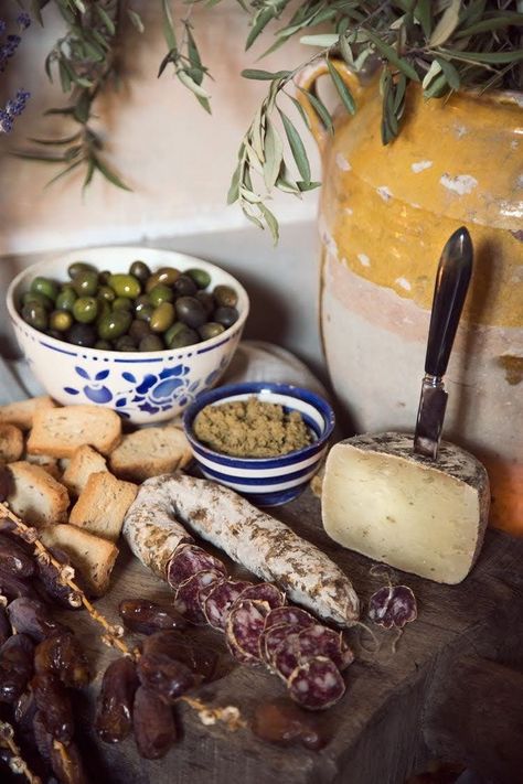 French Food Asethic, French Plates, Plate Photography, French Cheese, Thriller Novels, Cheese Cultures, Snacks Für Party, Cheese Plate, Food Platters