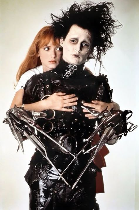 Winona Ryder and Johnny Depp (Kim Boggs and Edward Scissorhands) in Edward Scissorhands. Kim: "Hold me.' Edward : "I can't." Winona Ryder And Johnny Depp, Edward Scissorhands Halloween Costume, Kim Boggs, Edward Scissorhands Costume, Johnny And Winona, Johnny Depp And Winona, Edward Scissor, Scissor Hands, Johnny Depp Characters