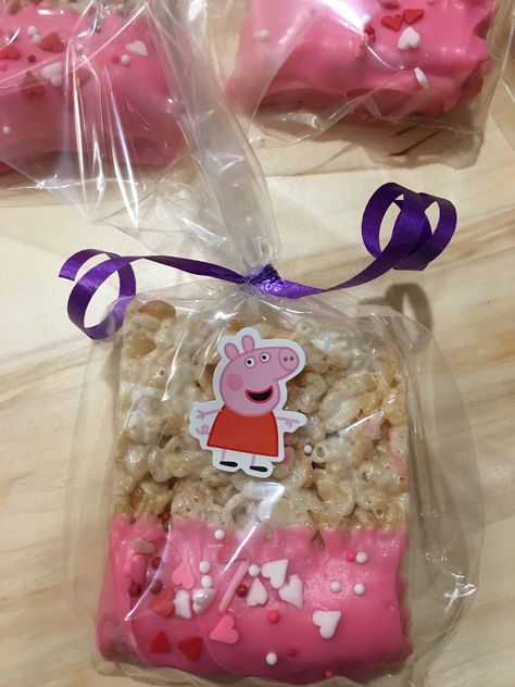 Peppa Pig party favours. Rice krispie treats dipped in pink candy melts with sprinkles. Peppa Pig Rice Krispie Treats, Peppa Pig Birthday Treats, Peppa Pig Treats, Rice Krispie Treats Dipped, Peppa Pig Party Favors, Pig Candy, Peppa Party, Peppa Pig Birthday Cake, Pig Birthday Cakes