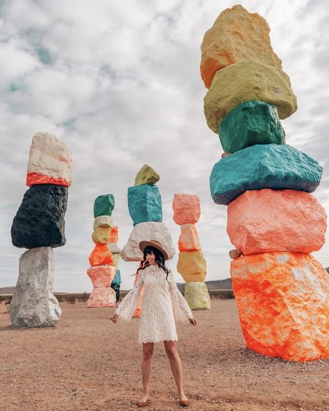 Vegas Photoshoot, Las Vegas Travel Guide, What Happens In Vegas, Las Vegas Outfit, Seven Magic Mountains, Las Vegas Boulevard, Las Vegas Photography, Las Vegas Sign, Neon Museum