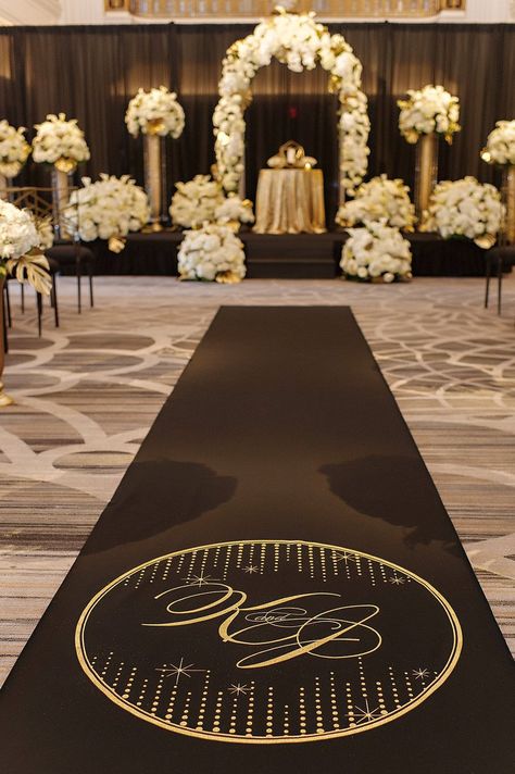 Ideas for Your Wedding Aisle Décor at the Ceremony - Inside Weddings Black Aisle Runner, Black White Gold Wedding Theme, Wedding Alter Decorations, Gold Wedding Ceremony, Original Wedding Ideas, Wedding Alters, Ceremony Aisle, Wedding Isles, Wedding Mirror