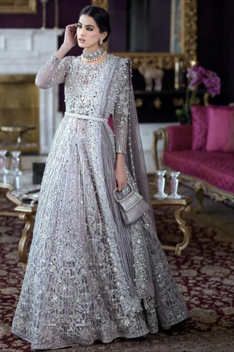 Wedding Dresses Pakistani Party Wear, Pakistani Long Dresses, Banarasi Dress, Walima Dresses, Ambani Wedding, Baju Kahwin, Wedding Dresses Pakistani, Party Dress Inspiration, Fancy Embroidery