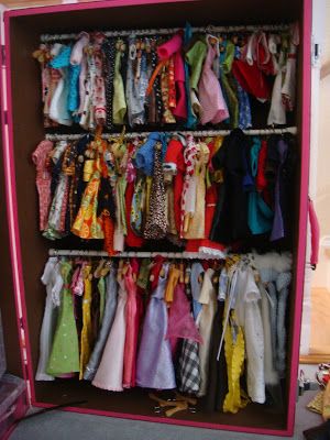 DIY barbie closet... check out the shoe storage using daily pill dispensers | yourfashionplate.blogspot.com Doll Clothes Storage Ideas, Barbie Storage, Barbie Organization, Doll Storage, Barbie Room, Doll Closet, Barbie Wardrobe, Diy Barbie Clothes, Doll Diy Crafts