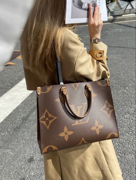 Louis Vuitton On The Go, Big Travel Bag, Sac Louis Vuitton, Luxury Bags Collection, Female Shoulder, Mom Bags, Hot Bags, Louis Vuitton Fashion, Go Bags