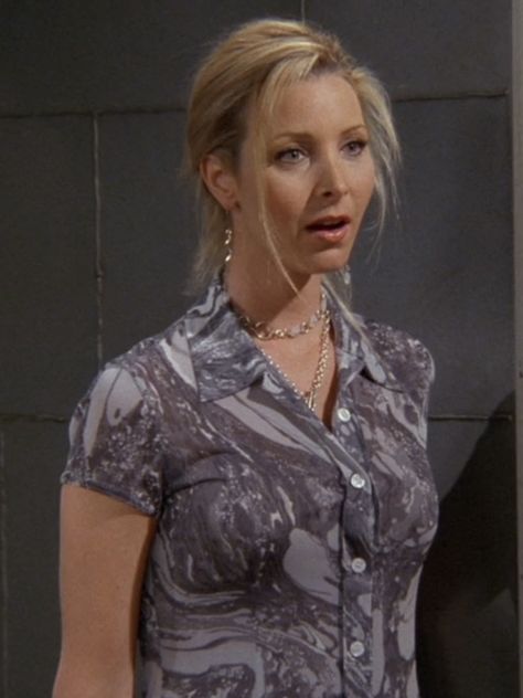 phoebe in 3x23 of friends, lisa kudrow, the one with ross's thing Lisa Kudrow Friends, Phoebe Buffay Outfits, Lisa Kudrow, Friends Best Moments, 00s Style, Print Outs, Phoebe Buffay, Wall Print, Favorite Outfit