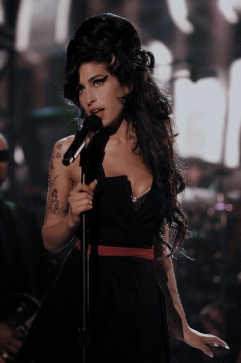 Amy Wine, Amy W, Amy Winehouse Style, Amazing Amy, Amy Winehouse, Female Singers, Memorable Moments, Im Awesome, Back To Black