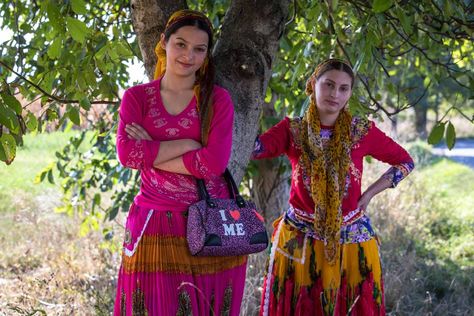 A brief history of Roma people in Romania - Covinnus Travel. Tours of Romania and Eastern Europe Roma People, Romanian Women, Eastern Europe Travel, Cotton Kurti Designs, Modern Outfits, Travel Stories, Eastern Europe, Colourful Outfits, Tourist Destinations