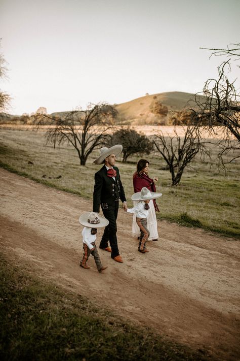 Western Photoshoot Family, Charro Photoshoot, Mexican Family Aesthetic, Mexican Family Pictures, Cowboy Family Pictures, Cowboy Family, Western Family Photos, Mexican Ranch, Christmas Photoshoot Kids