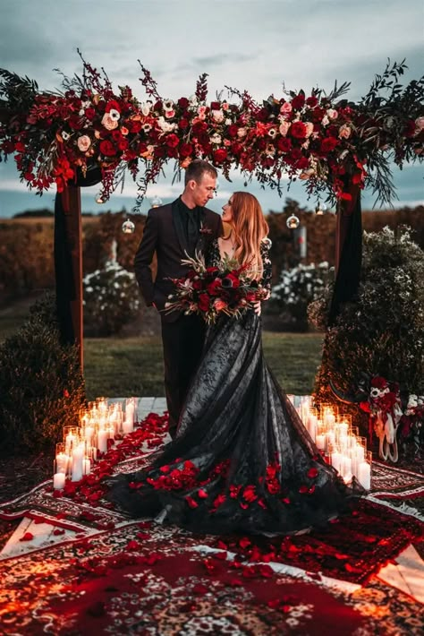 Dark Romantic Wedding, Spooky Wedding, Gothic Wedding Theme, Vampire Wedding, Dark Wedding Theme, Halloween Wedding Ideas, Halloween Themed Wedding, Maroon Wedding, Goth Wedding