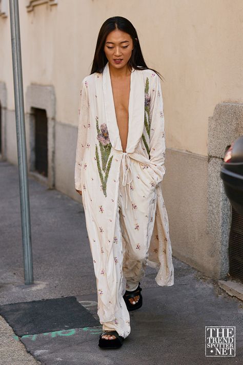 Best Street Style From Milan Fashion Week Spring/Summer 2023 Artist Look Outfit, White Kimono Outfit, Spring Summer 2023 Street Style, Summer 2023 Street Style, Kimono Street Style, Fashion Week Spring Summer 2023, Summer Fashion Week, 2023 Street Style, Milan Fashion Week Street Style