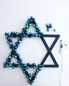 Hanukkah ornament wreath how-to step Hannukah Crafts, Hannukah Decorations, Hanukkah Diy, Diy Hanukkah, Hanukkah Party, Jewish Crafts, Hanukkah Crafts, Chanukah Party, Chanukah Decor