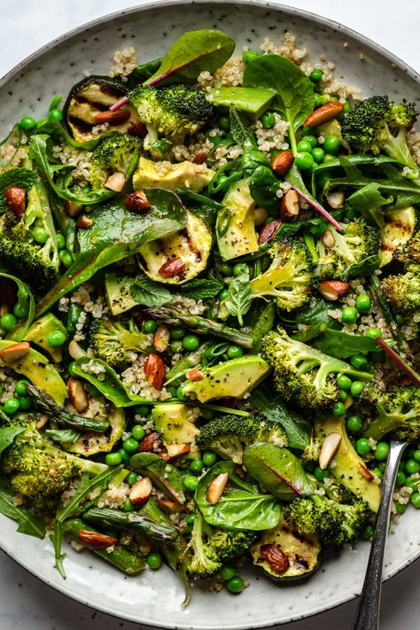 Vegan Superfood Salad, Green Vegan Salad, Spinach Salad Vegan, Vegan Spring Salad, Vegan Superfood Recipes, Summer Salad Vegan, Spring Greens Recipe, Spring Vegetarian Meals, Semolina Cupcakes