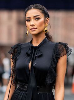 . Shay Mitchell Style, Shay Mitchell, Kris Jenner, Dakota Johnson, Mode Inspiration, Miley Cyrus, Black Top, Lany, Selena Gomez