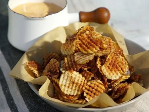 Waffle Fries with Cleveland Beer Cheese Sauce Grill And Chill, Beer Cheese Fondue, Beer Cheese Sauce, Beer Sauce, Tailgate Ideas, Football Appetizers, White Sauce Recipes, Italian Sub, Apple Hand Pies