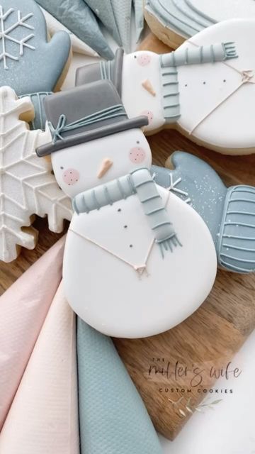 Winter Cookies Decorated, Iced Christmas Cookies, Wanna Build A Snowman, Happy Saturday Friends, Cute Christmas Cookies, Decorated Cookies Tutorial, Christmas Biscuits, Snowman Cookies, Winter Cookie