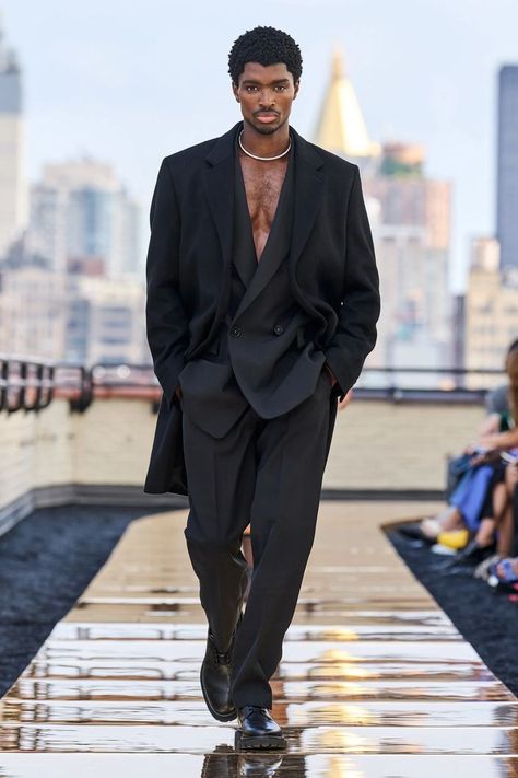 COS F/W 2022/2023 Male Model Outfits, Cos Campaign, Mens Runway Fashion, Black Runway, Black Male Models, High Fashion Men, Model Runway, Male Models Poses, Runway Outfits