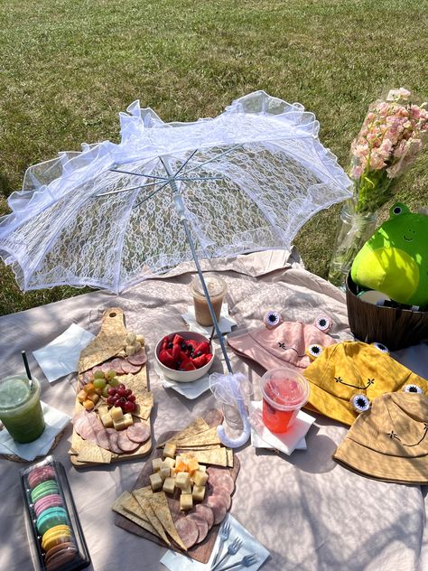 Starbucks Photo, Umbrella Photoshoot, Spring Umbrella, Instagram Asian, Picnic Snacks, Lace Umbrella, Picture Background, Cover Picture, Picnic Date