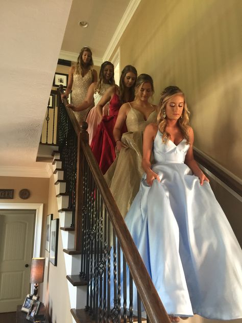 Prom Stair Photos, Prom With Friends Aesthetic, Prom Picture Friends, Prom Pics Aesthetic Friends, Prom Photoshoot With Friends, Wanhat Dress, Ball Photoshoot Ideas, Prom Pic Inspo Friends, Prom Dance Aesthetic