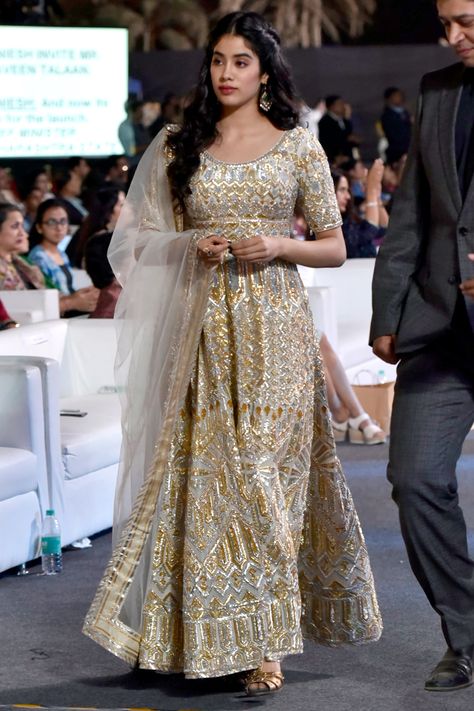 Abu Jani And Sandeep Khosla Lehenga, Janvi Kapoor Fashion Styles, Jahanvi Kapoor, Sarara Dress, Janvi Kapoor, Jahnvi Kapoor, Christian Bridal Saree, Mumbai Police, Jacket Lehenga