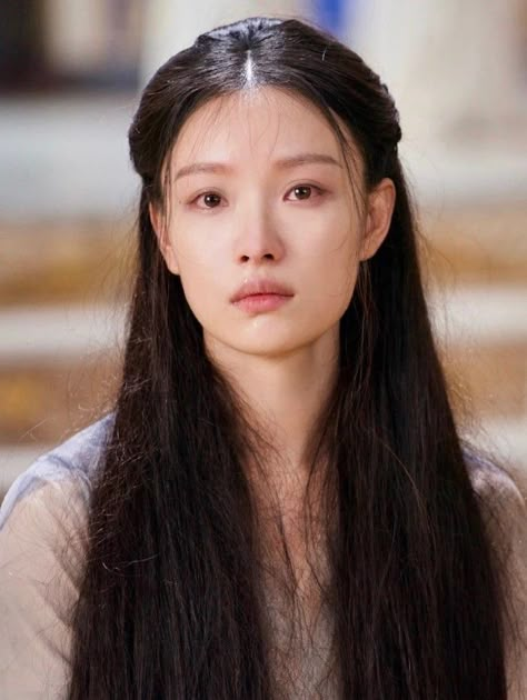 Nini Chinese Actress, Asian Brown Hair, Chinese Hairstyle, Long Faces, Favorite Hairstyles, French Women, Asian Hair, Angelina Jolie, Beauty Face