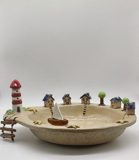 Bowl With House In The Middle, Pottery Plant Pots, Pottery Houses, Cerámica Ideas, Pottery Gifts, Pottery Handbuilding, Hand Built Pottery, Pottery Crafts, Pottery Plates