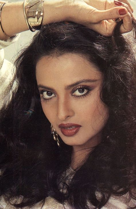 Rekha Rekha Actress, 90s Hairstyles, Vintage Bollywood, Indian Hairstyles, Bollywood Stars, Girls Makeup, Free Hair, Bollywood Fashion, Looks Vintage