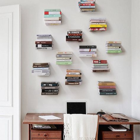 Floating Bookshelves Bedroom, Bookshelves Aesthetic, Bookshelves Bedroom, Invisible Bookshelf, Invisible Shelves, Floating Books, Creative Bookshelves, Floating Bookshelf, Bookshelves In Bedroom