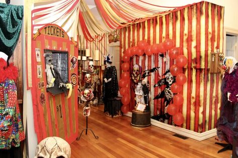 Carn Evil Decorations, Carnevil Halloween Decorations, Carnival Decorations Ideas, Carnival Halloween Decorations, Halloween Circus Theme, Carnevil Halloween Party, Carn Evil, Spooky Circus, Spooky Carnival