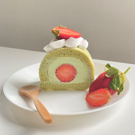 Dessert Reference, Matcha Strawberry Cake, Matcha Roll Cake, Strawberry Matcha, Matcha Cake, Green Food, Pretty Dessert, Salmon Dishes, Food Challenge