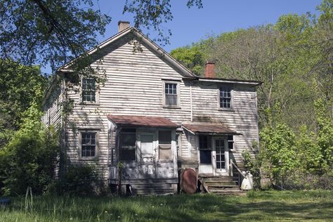 You’ve seen the signs on the side of the road or the ads online: “We Buy Ugly Houses!” Sound too good to be true? Here’s my take. House Flippers, Sell My House Fast, We Buy Houses, Sell My House, Sell Your House Fast, White City, Too Good To Be True, Flipping Houses, Selling Your House