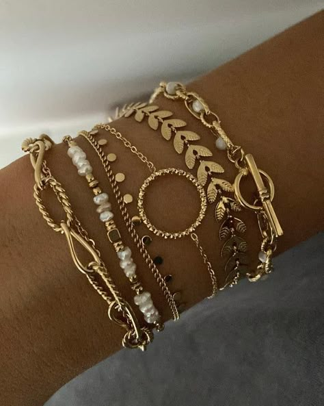 Golden Jewelry Bracelets, It Girl Accessories, Bracelet Dore, Cute Gold Bracelets, Bijoux Aesthetic, Braclets Gold, Body Jewelry Diy, Bracelet Or, Bracelet Combo