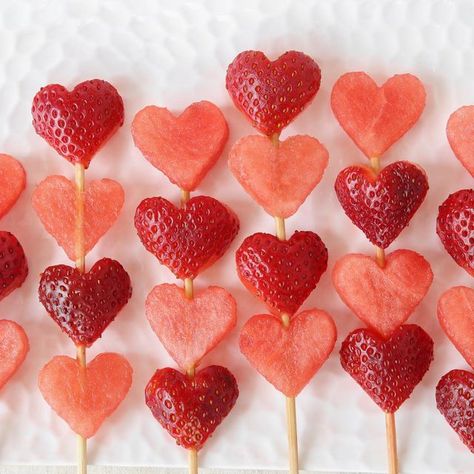 Valentines Healthy Snacks, Picknick Snacks, Fruit Kabobs Kids, Heart Shaped Food, Valentines Snacks, Healthy Valentines, Fruit Skewers, Fruit Kabobs, Valentine's Day Recipes